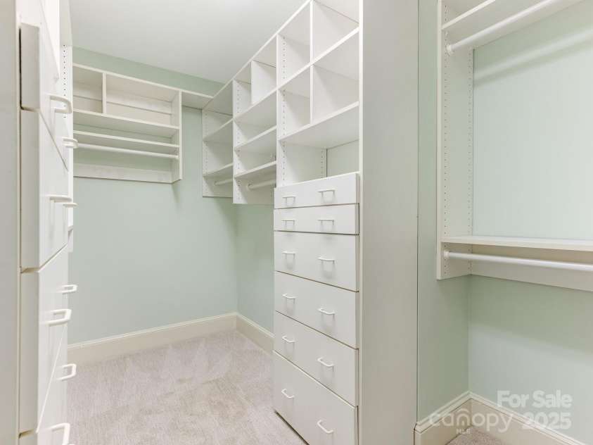 827 Museum Drive, Charlotte, NC 28207.  MLS# CAR4274489, YatesRealty ID 23943. 