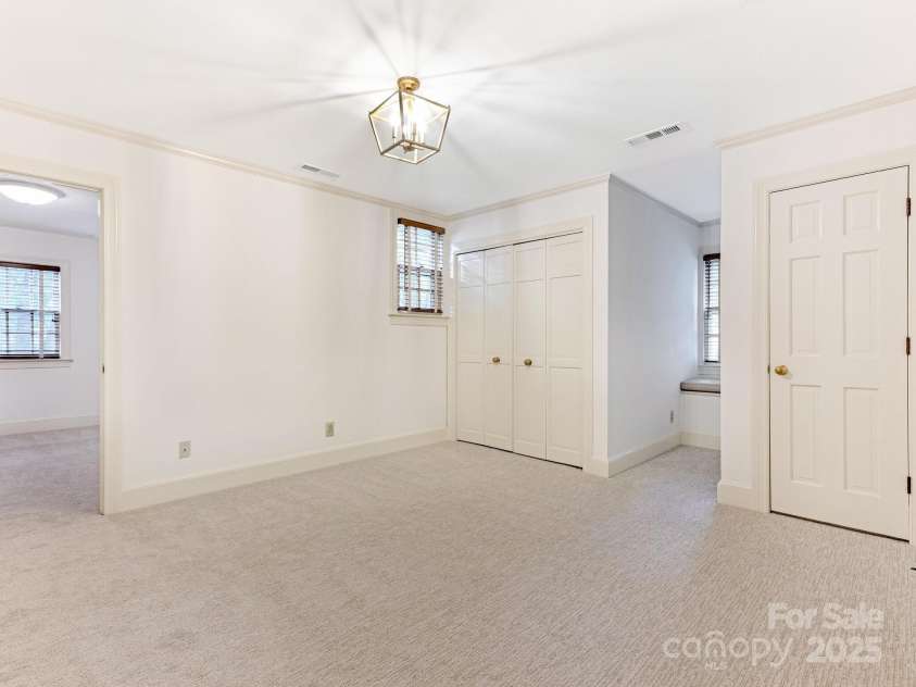 827 Museum Drive, Charlotte, NC 28207.  MLS# CAR4274489, YatesRealty ID 23943. 