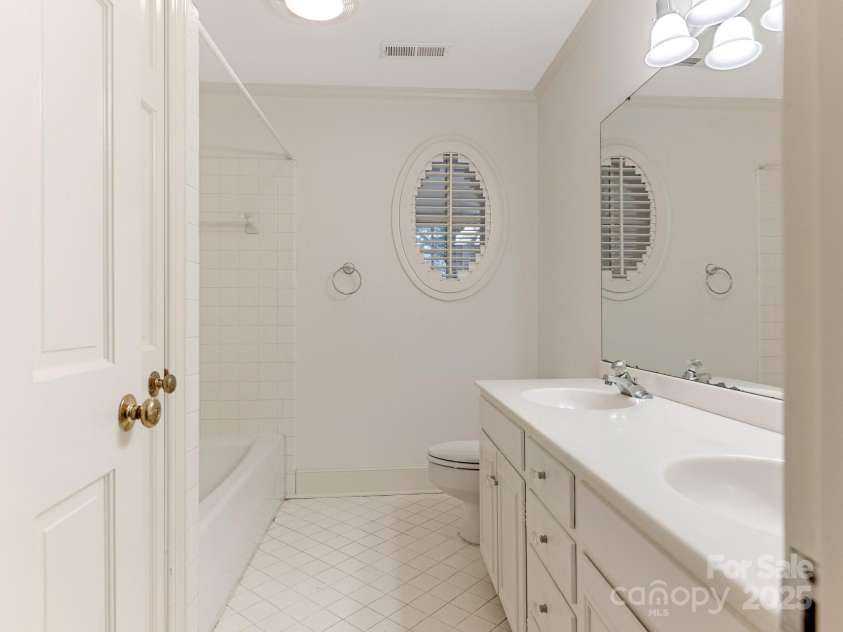827 Museum Drive, Charlotte, NC 28207.  MLS# CAR4274489, YatesRealty ID 23943. 