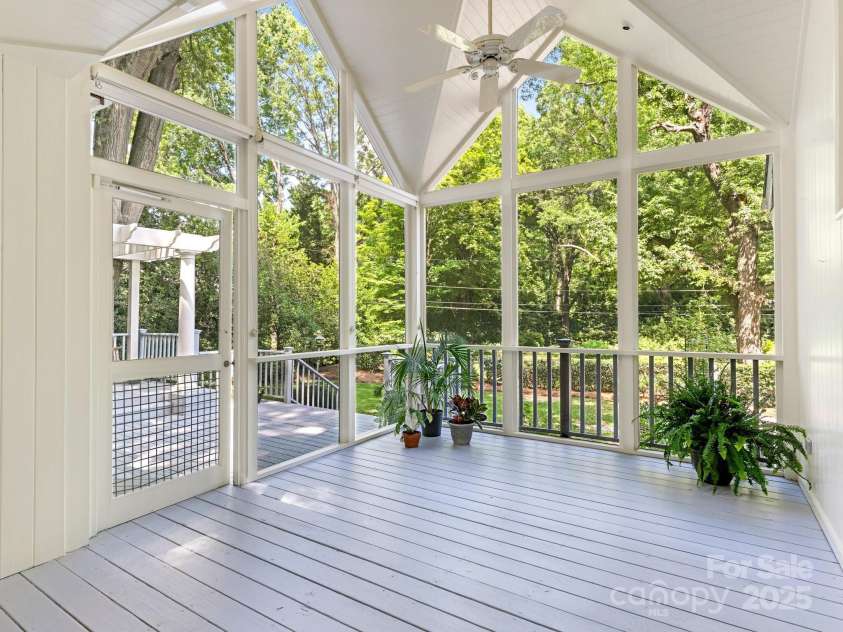 827 Museum Drive, Charlotte, NC 28207.  MLS# CAR4274489, YatesRealty ID 23943. 