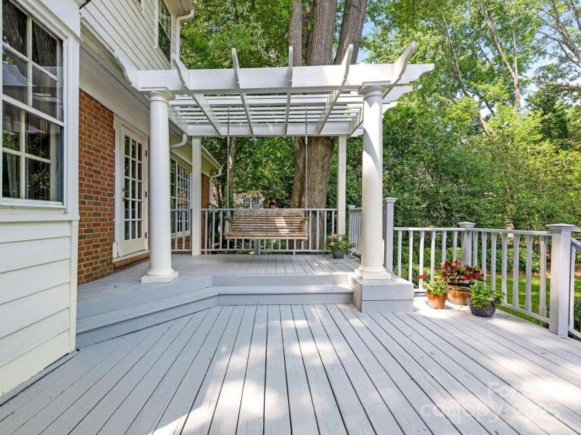827 Museum Drive, Charlotte, NC 28207.  MLS# CAR4274489, YatesRealty ID 23943. 