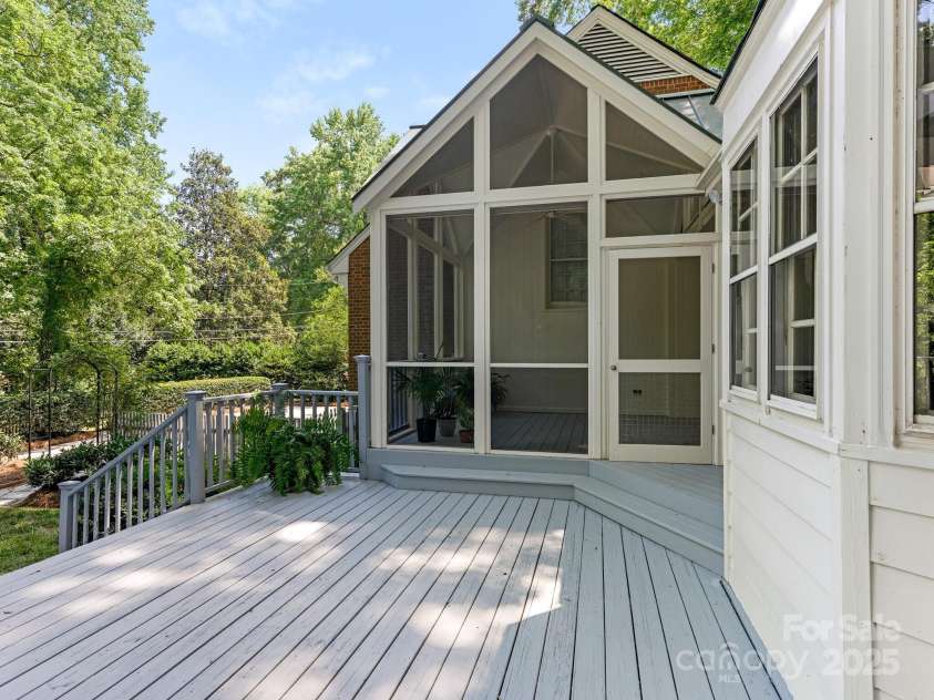 827 Museum Drive, Charlotte, NC 28207.  MLS# CAR4274489, YatesRealty ID 23943. 