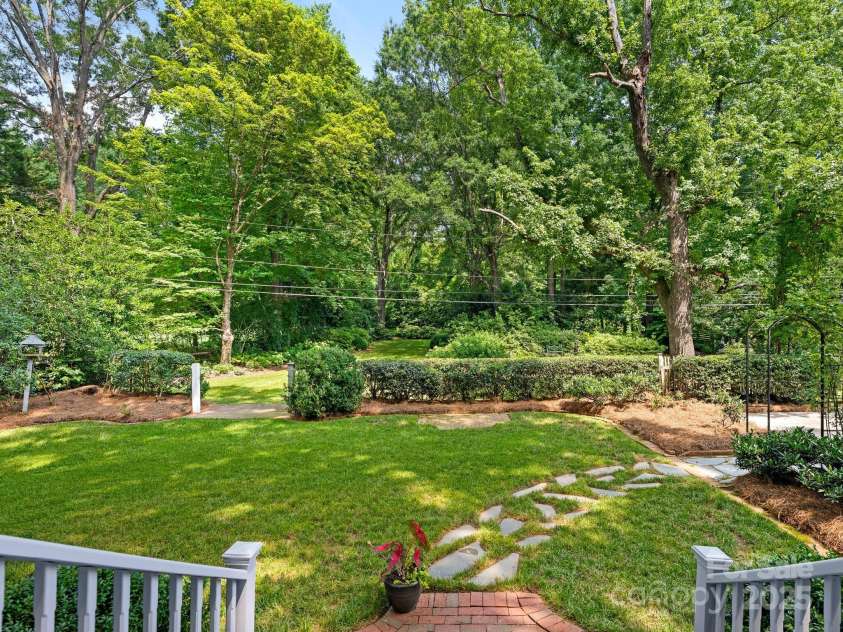 827 Museum Drive, Charlotte, NC 28207.  MLS# CAR4274489, YatesRealty ID 23943. 
