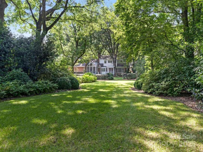 827 Museum Drive, Charlotte, NC 28207.  MLS# CAR4274489, YatesRealty ID 23943. 