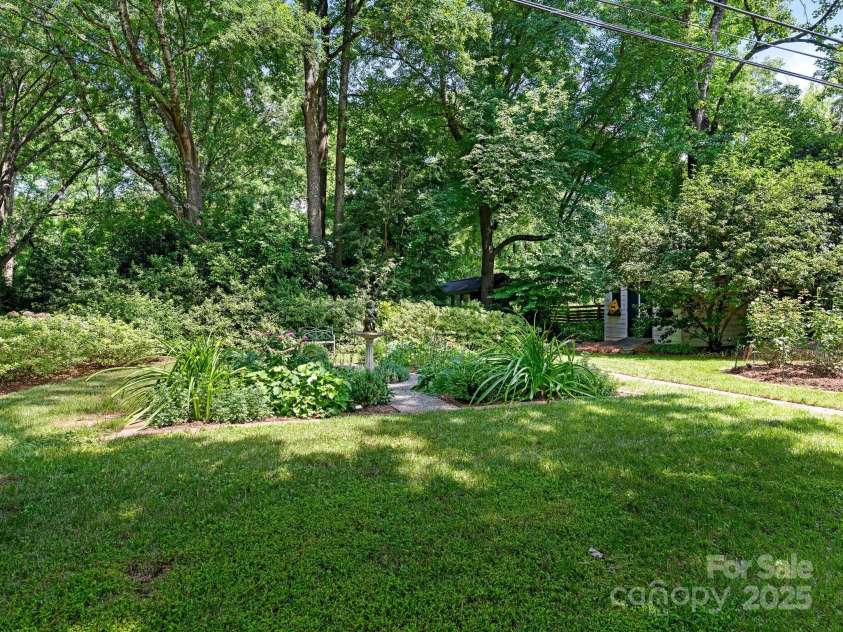 827 Museum Drive, Charlotte, NC 28207.  MLS# CAR4274489, YatesRealty ID 23943. 