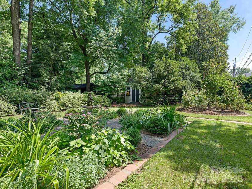 827 Museum Drive, Charlotte, NC 28207.  MLS# CAR4274489, YatesRealty ID 23943. 