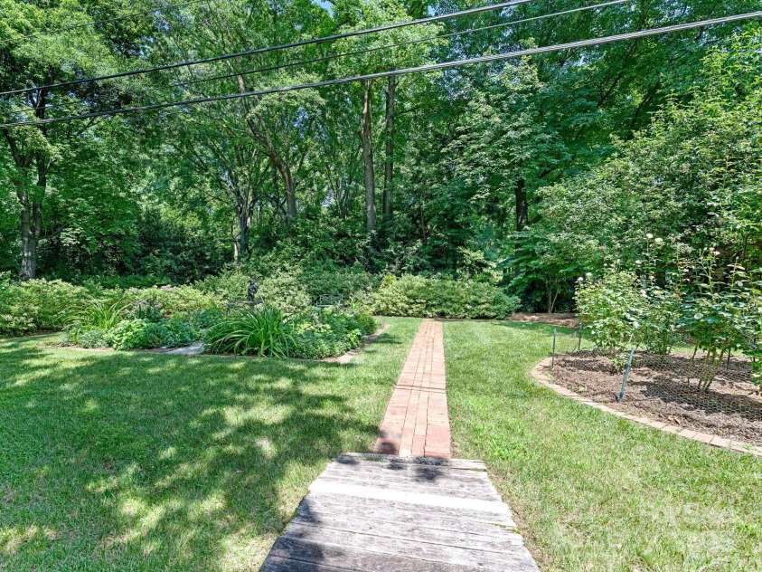 827 Museum Drive, Charlotte, NC 28207.  MLS# CAR4274489, YatesRealty ID 23943. 