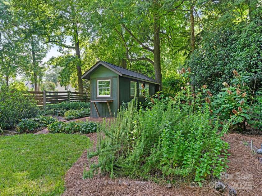 827 Museum Drive, Charlotte, NC 28207.  MLS# CAR4274489, YatesRealty ID 23943. 