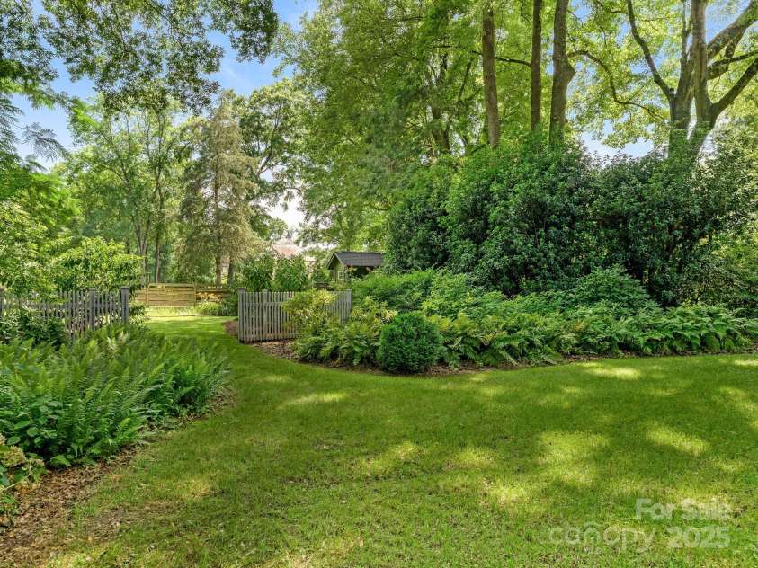 827 Museum Drive, Charlotte, NC 28207.  MLS# CAR4274489, YatesRealty ID 23943. 