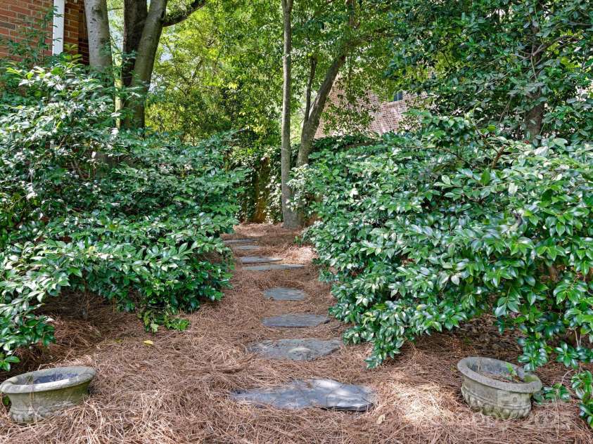827 Museum Drive, Charlotte, NC 28207.  MLS# CAR4274489, YatesRealty ID 23943. 