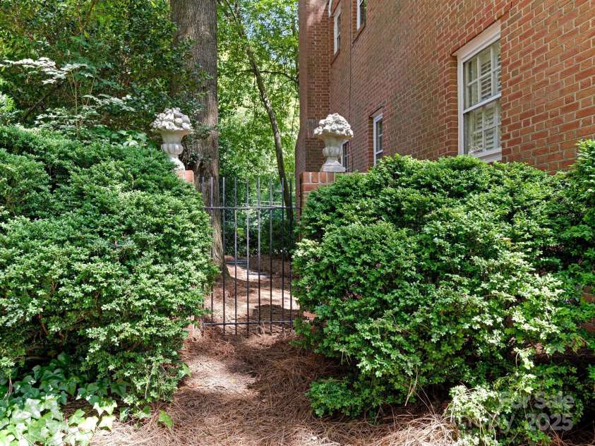 827 Museum Drive, Charlotte, NC 28207.  MLS# CAR4274489, YatesRealty ID 23943. 