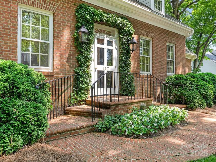 827 Museum Drive, Charlotte, NC 28207.  MLS# CAR4274489, YatesRealty ID 23943. 