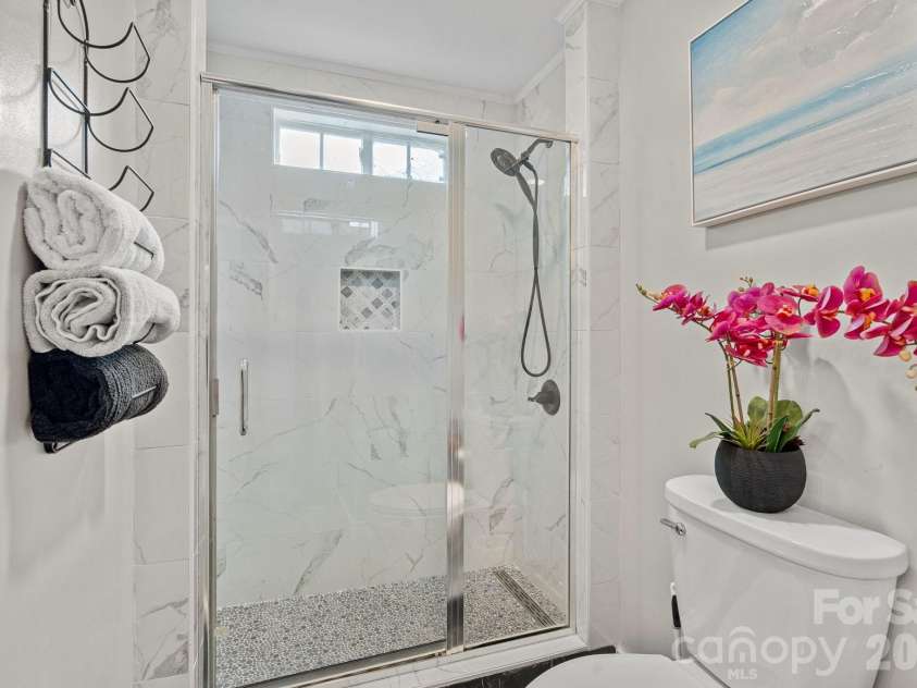 207 Kilborne Road, Mooresville, NC 28117.  MLS# CAR4373290, YatesRealty ID 23944. Guest Bathroom