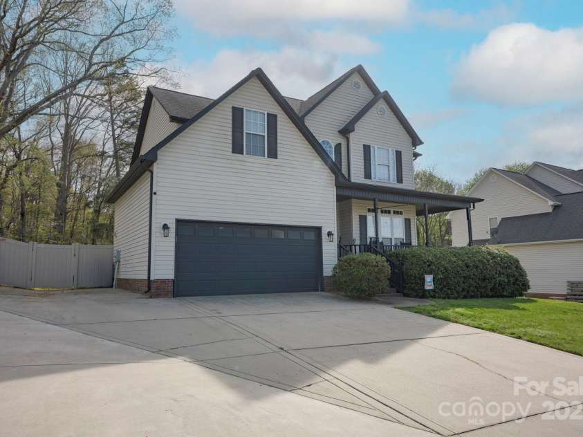 908 Carole Summey Drive, Dallas, NC 28034.  MLS# CAR4245869, YatesRealty ID 23944. 