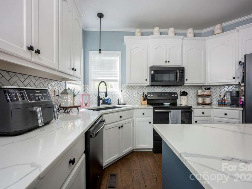 908 Carole Summey Drive, Dallas, NC 28034.  MLS# CAR4245869, YatesRealty ID 23944. 