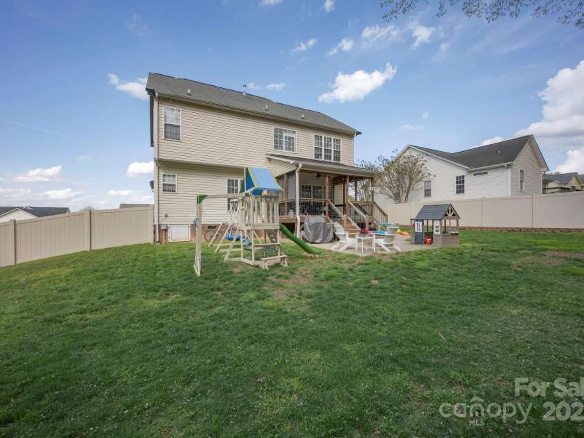 908 Carole Summey Drive, Dallas, NC 28034.  MLS# CAR4245869, YatesRealty ID 23944. 