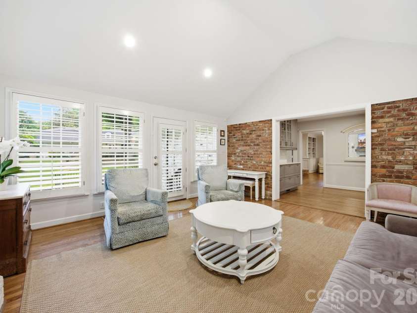 2535 Valencia Terrace, Charlotte, NC 28226.  MLS# CAR4378547, YatesRealty ID 23948. 