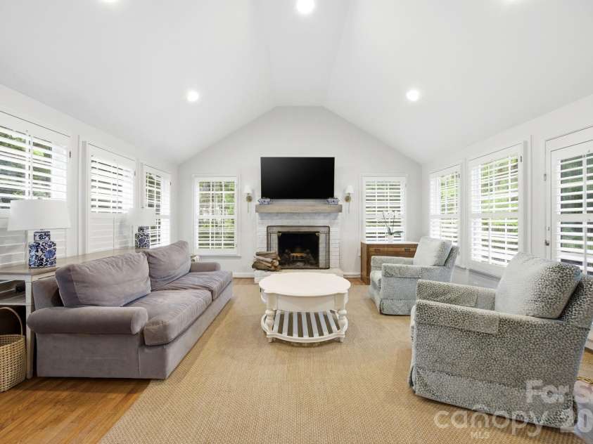 2535 Valencia Terrace, Charlotte, NC 28226.  MLS# CAR4378547, YatesRealty ID 23948. 