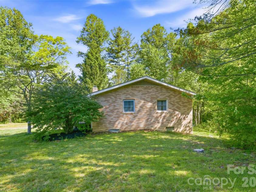 115 Field Sparrow Lane, Hendersonville, NC 28792.  MLS# CAR4373308, YatesRealty ID 23949. 