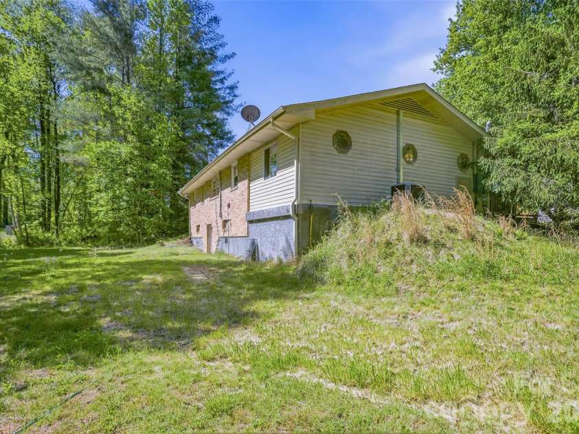 115 Field Sparrow Lane, Hendersonville, NC 28792.  MLS# CAR4373308, YatesRealty ID 23949. 