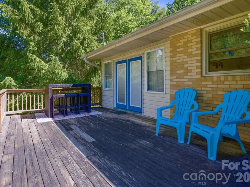 115 Field Sparrow Lane, Hendersonville, NC 28792.  MLS# CAR4373308, YatesRealty ID 23949. 
