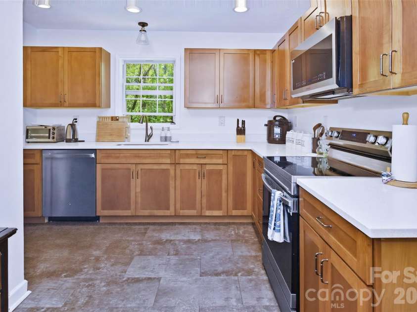115 Field Sparrow Lane, Hendersonville, NC 28792.  MLS# CAR4373308, YatesRealty ID 23949. 