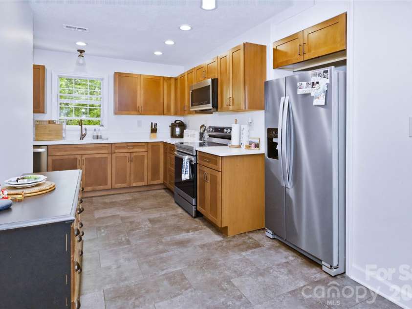 115 Field Sparrow Lane, Hendersonville, NC 28792.  MLS# CAR4373308, YatesRealty ID 23949. 