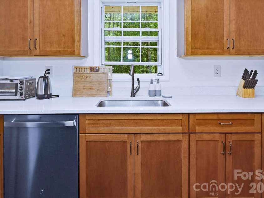 115 Field Sparrow Lane, Hendersonville, NC 28792.  MLS# CAR4373308, YatesRealty ID 23949. 