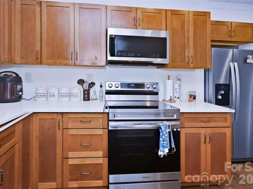 115 Field Sparrow Lane, Hendersonville, NC 28792.  MLS# CAR4373308, YatesRealty ID 23949. 