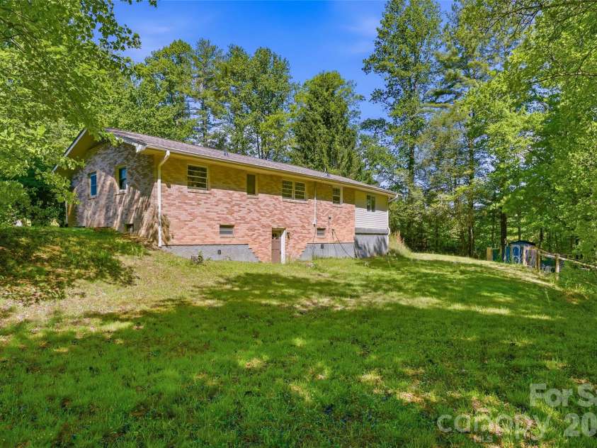115 Field Sparrow Lane, Hendersonville, NC 28792.  MLS# CAR4373308, YatesRealty ID 23949. 