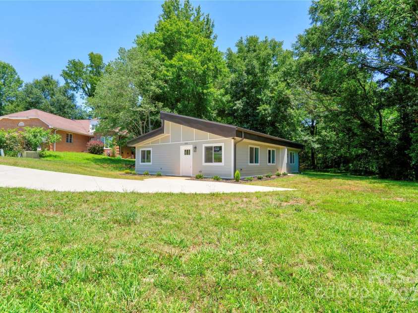 900 Linney Lane, Shelby, NC 28152.  MLS# CAR4276627, YatesRealty ID 23950. FRONT RIGHT SIDE