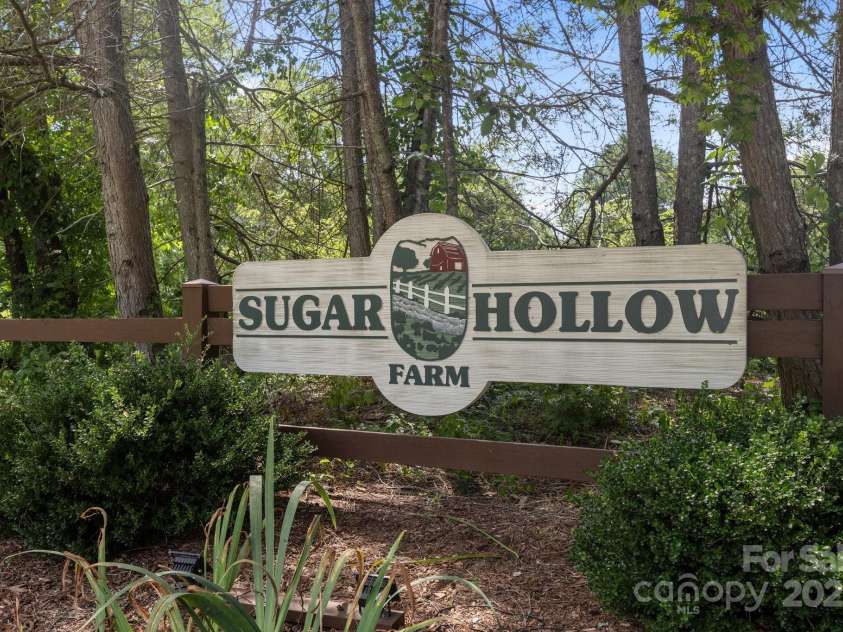 1006 Pin Oak Trail, Hendersonville, NC 28739.  MLS# CAR4274082, YatesRealty ID 23951. Neighborhood Entrance