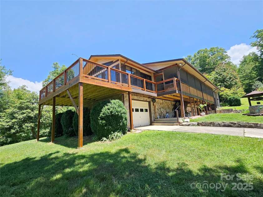 109 Deer Place Road, Spruce Pine, NC 28777.  MLS# CAR4278181, YatesRealty ID 23953. 