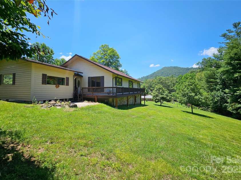 109 Deer Place Road, Spruce Pine, NC 28777.  MLS# CAR4278181, YatesRealty ID 23953. 