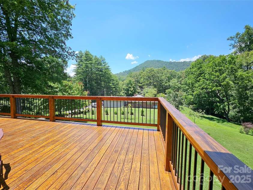 109 Deer Place Road, Spruce Pine, NC 28777.  MLS# CAR4278181, YatesRealty ID 23953. 