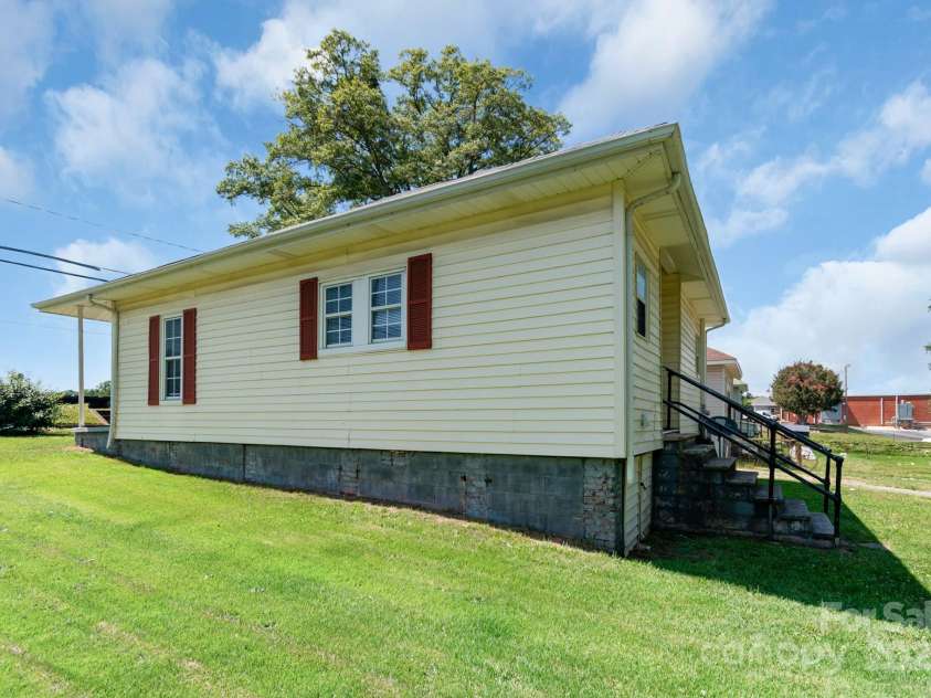 3322 York Highway, Gastonia, NC 28052.  MLS# CAR4278149, YatesRealty ID 23954. 