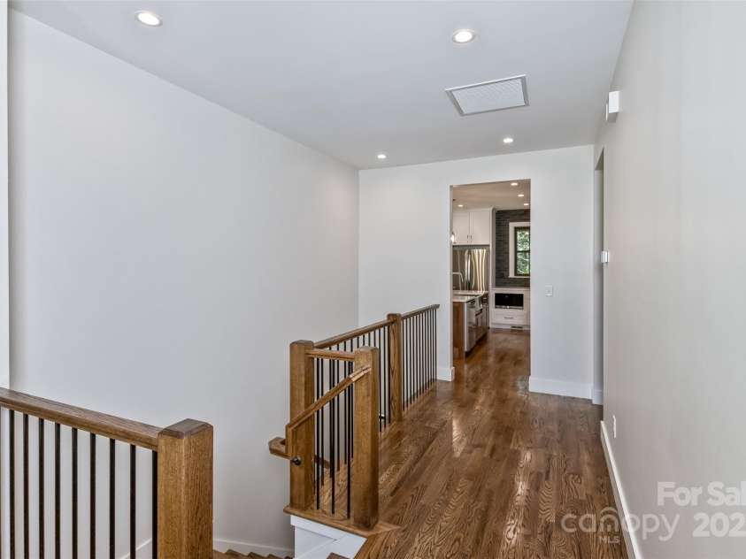 120 Gashes Creek Road, Asheville, NC 28805.  MLS# CAR4273637, YatesRealty ID 23957. Front Entrance Foyer