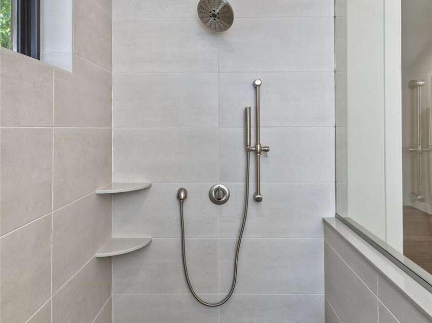 120 Gashes Creek Road, Asheville, NC 28805.  MLS# CAR4273637, YatesRealty ID 23957. Primary Bath