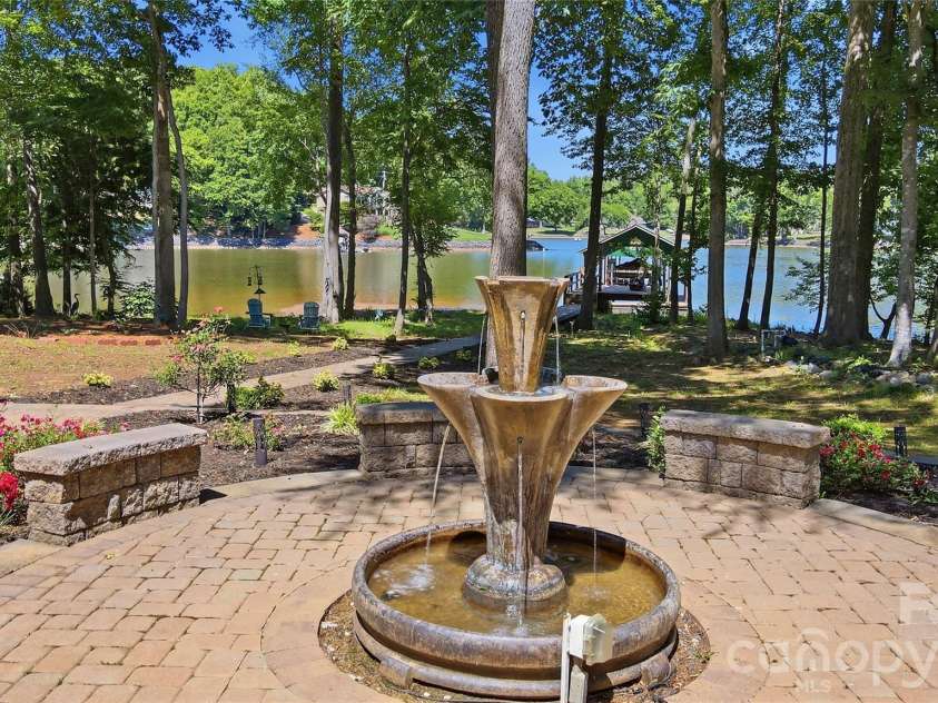 932 Thorn Ridge Lane, Clover, SC 29710.  MLS# CAR4346991, YatesRealty ID 23957. Fountain