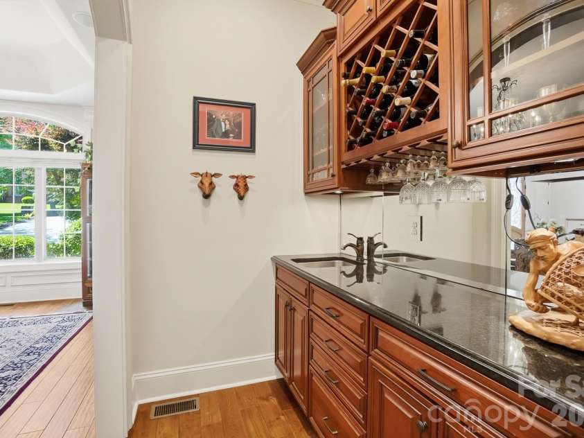 932 Thorn Ridge Lane, Clover, SC 29710.  MLS# CAR4346991, YatesRealty ID 23957. Wet bar
