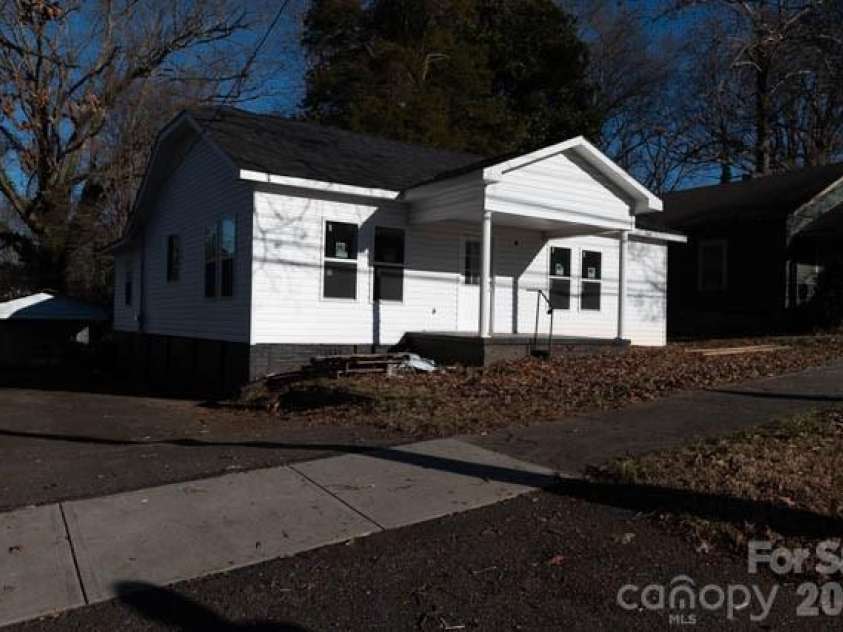 637 Front Street, Statesville, NC 28677.  MLS# CAR4203558, YatesRealty ID 2396. 