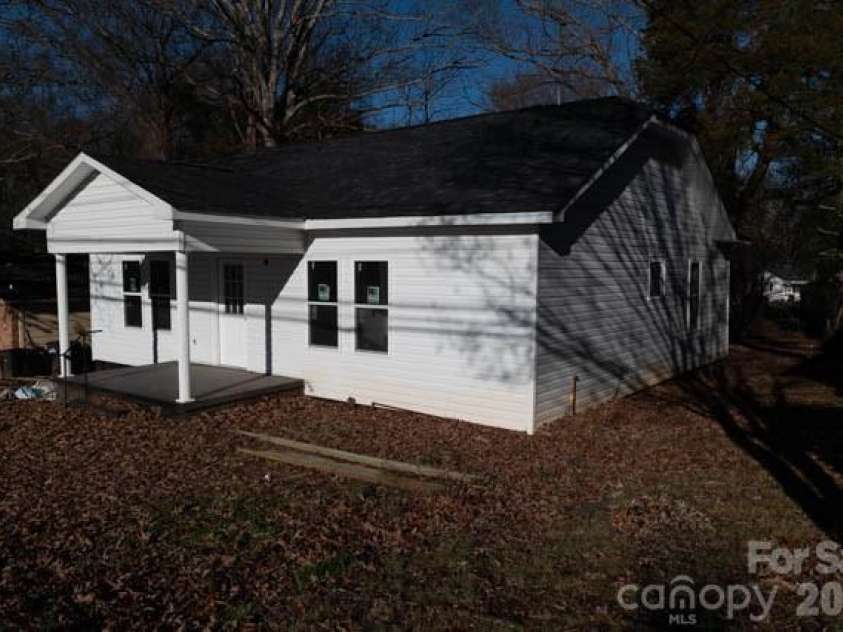 637 Front Street, Statesville, NC 28677.  MLS# CAR4203558, YatesRealty ID 2396. 