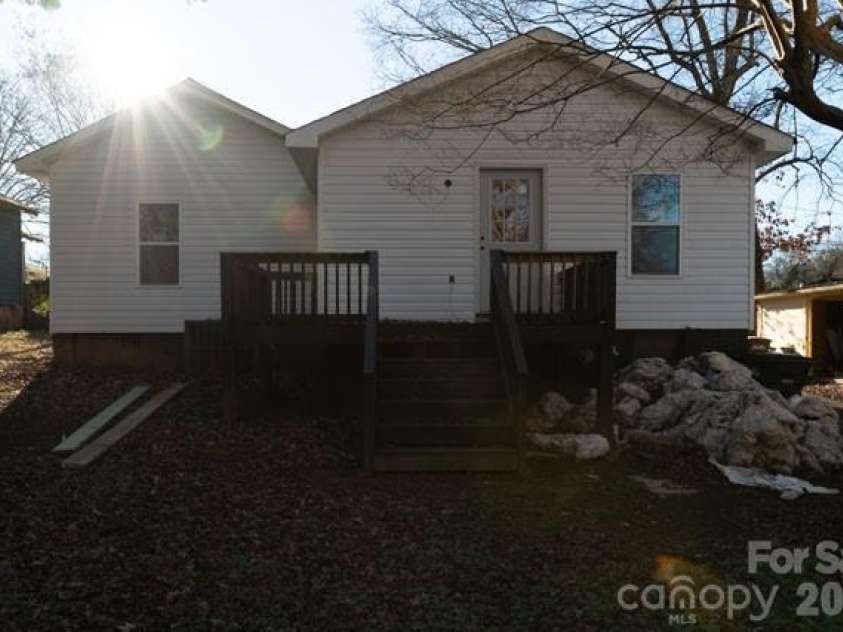 637 Front Street, Statesville, NC 28677.  MLS# CAR4203558, YatesRealty ID 2396. 