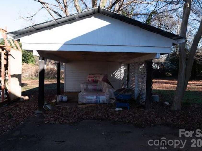 637 Front Street, Statesville, NC 28677.  MLS# CAR4203558, YatesRealty ID 2396. 