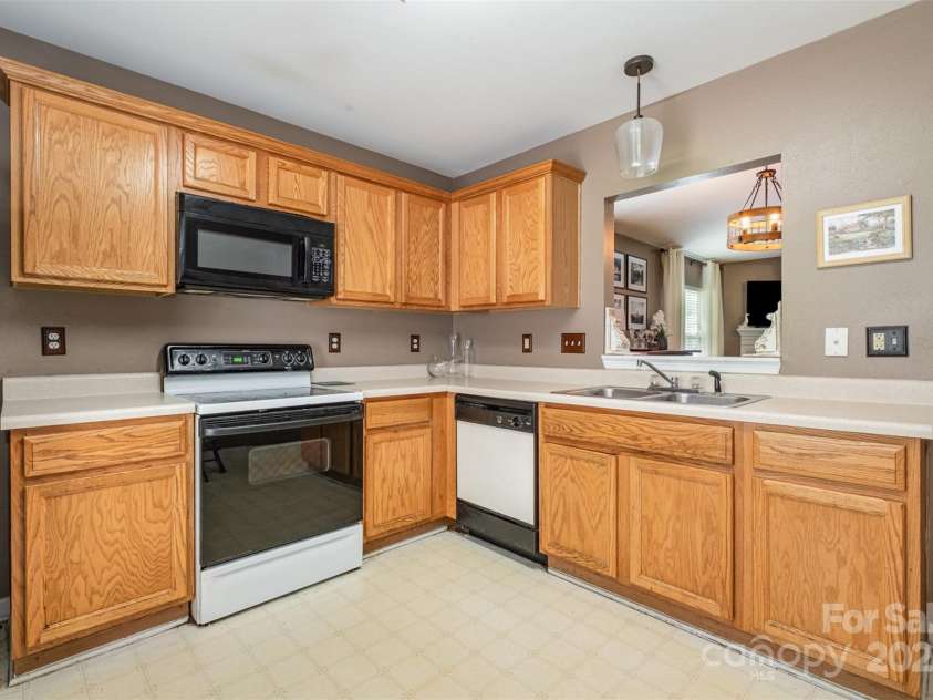5402 Harris Cove Drive, Charlotte, NC 28269.  MLS# CAR4258318, YatesRealty ID 23960. 