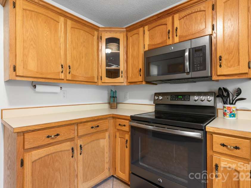 13 Fox Ridge Drive, Granite Falls, NC 28630.  MLS# CAR4276822, YatesRealty ID 23962. 