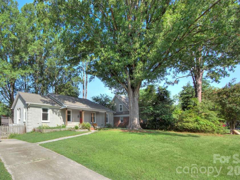 1140 Bevis Drive, Charlotte, NC 28209.  MLS# CAR4379943, YatesRealty ID 23965. 
