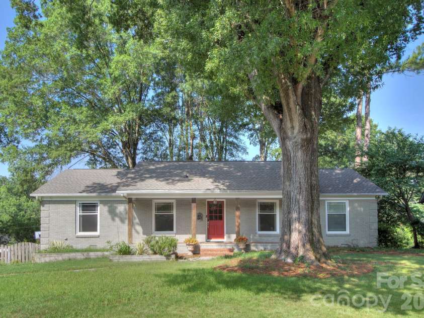 1140 Bevis Drive, Charlotte, NC 28209.  MLS# CAR4379943, YatesRealty ID 23965. 
