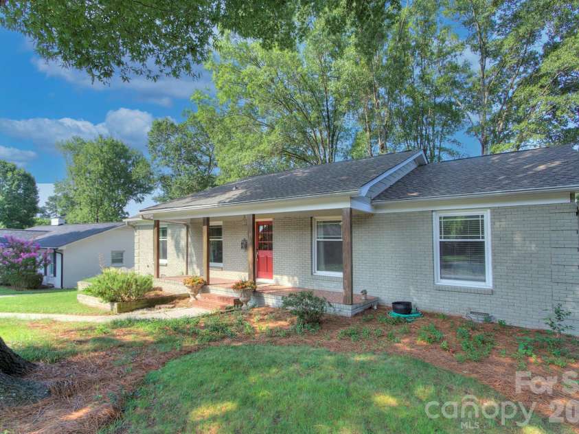 1140 Bevis Drive, Charlotte, NC 28209.  MLS# CAR4379943, YatesRealty ID 23965. 