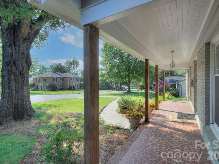 1140 Bevis Drive, Charlotte, NC 28209.  MLS# CAR4379943, YatesRealty ID 23965. 
